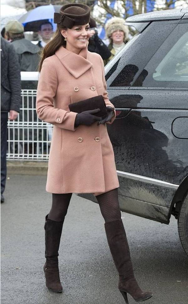 baby杨幂走秀,杨幂baby同框滑雪