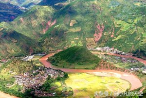 雷雨之夜，祖坟中流出血水，一夜之间，大宅中人竟纷纷惨死