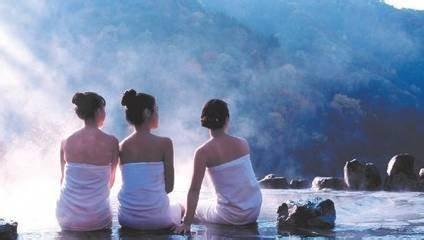 天冷了现在正是泡温泉的最佳时刻,天气逐渐变冷来泡澡