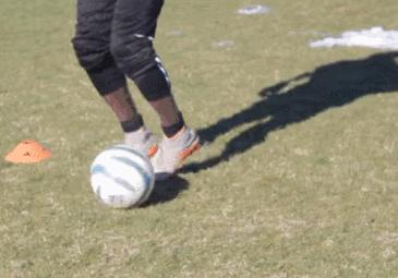踢足球运球基础教学,踢足球运球的方法和技巧