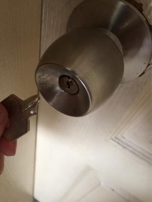 钥匙断在锁里开锁师傅怎样取出,钥匙不谨慎断了怎么打开门