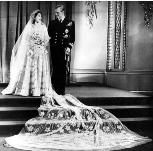 英国女王的高级礼服,英国女王的着装风格