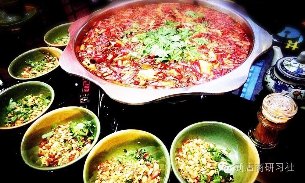 云南省超越购物中心下的火锅店,比较红火的火锅店