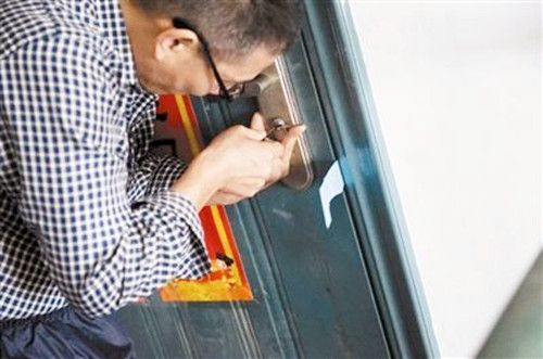 钥匙断到锁里有啥妙招,钥匙断在锁内了怎么办啊