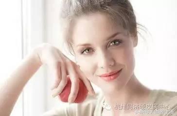 熬夜的下场就是黑眼圈明显出痘痘,为什么熬夜没有黑眼圈和长痘