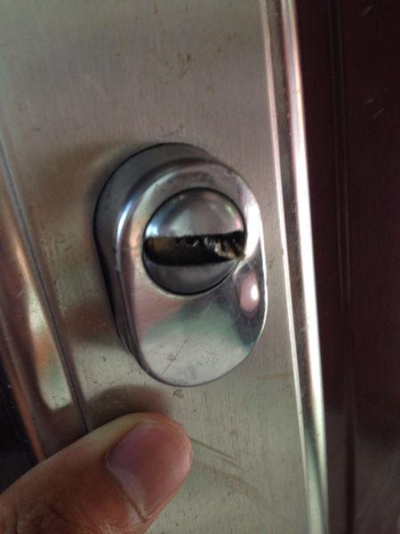 钥匙断在锁里开锁师傅怎样取出,钥匙不谨慎断了怎么打开门