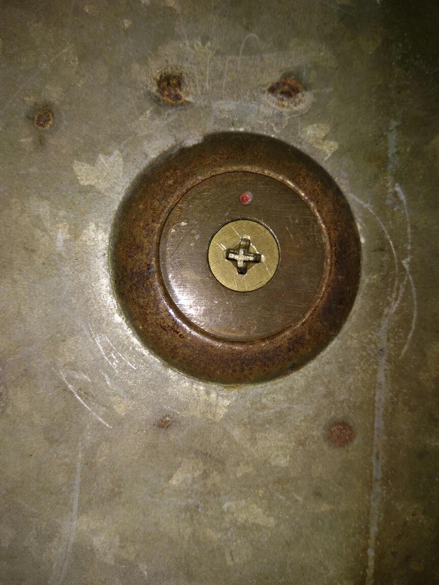 钥匙断在锁里开锁师傅怎样取出,钥匙不谨慎断了怎么打开门