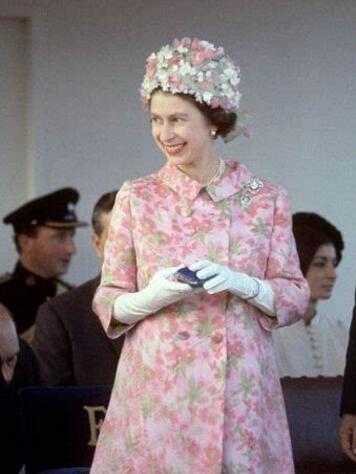 英国女王的高级礼服,英国女王的着装风格