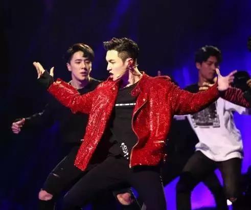 侯佩岑念错张艺兴名字被怒骂，盘点明星主持人的口误瞬间