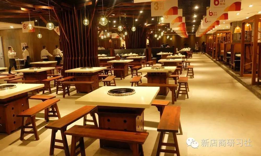 云南省超越购物中心下的火锅店,比较红火的火锅店