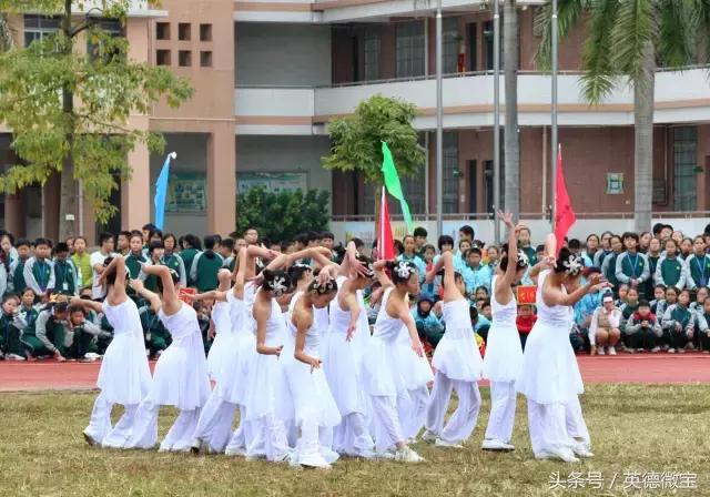 英德这个老师居然站在垃圾车上面？还引得学生连连尖叫！