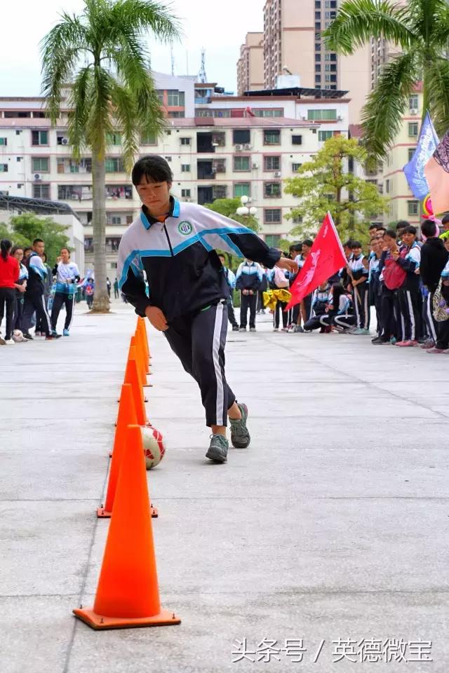 英德这个老师居然站在垃圾车上面？还引得学生连连尖叫！