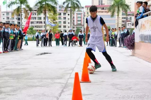 英德这个老师居然站在垃圾车上面？还引得学生连连尖叫！