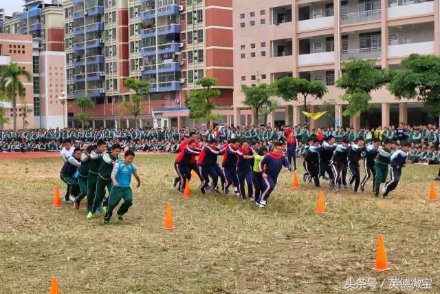 英德这个老师居然站在垃圾车上面？还引得学生连连尖叫！