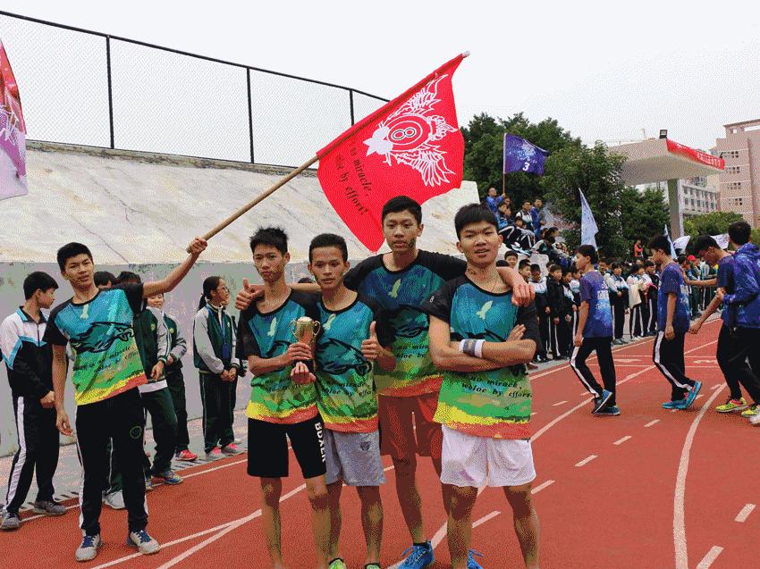 英德这个老师居然站在垃圾车上面？还引得学生连连尖叫！