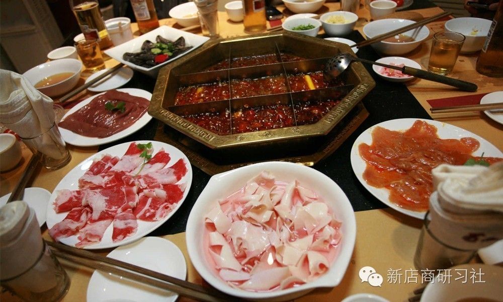 云南省超越购物中心下的火锅店,比较红火的火锅店