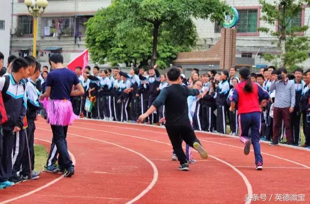 英德这个老师居然站在垃圾车上面？还引得学生连连尖叫！