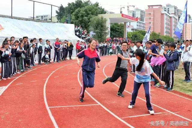 英德这个老师居然站在垃圾车上面？还引得学生连连尖叫！