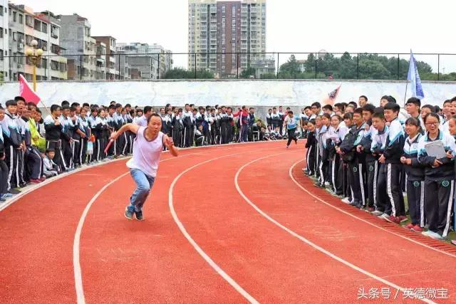 英德这个老师居然站在垃圾车上面？还引得学生连连尖叫！