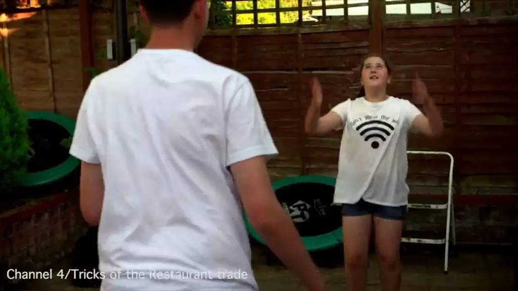 英国400斤胖子不吃饭 (英国胖子每天吃多少碗饭)