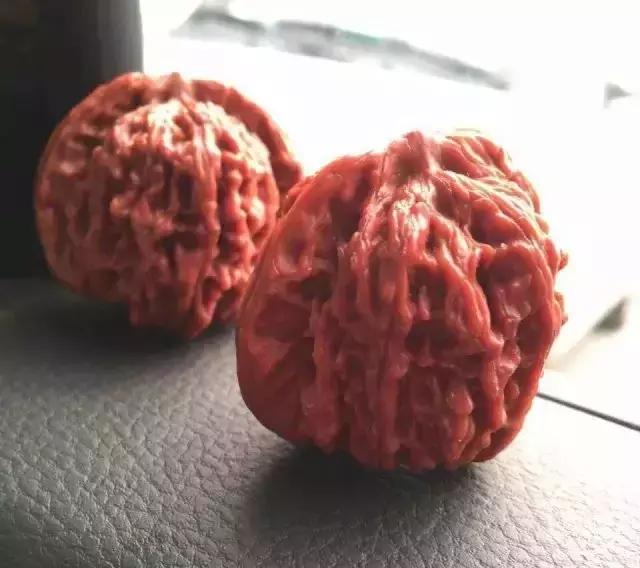 核桃刚入手怎么变红,刚买的核桃发红