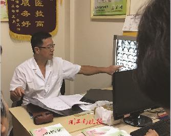 脚底疼是什么原因引起的男生,穿拖鞋走路脚板疼