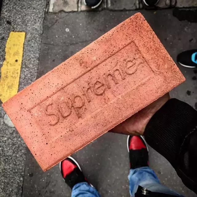 一块700多砖头一个上千的苹果，SUPREME颠覆你的价值观