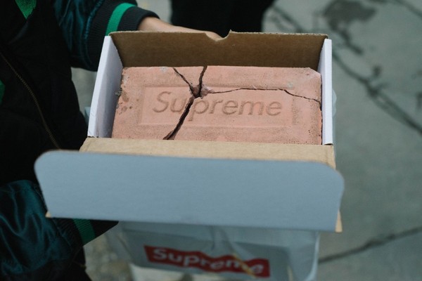 一块700多砖头一个上千的苹果，SUPREME颠覆你的价值观