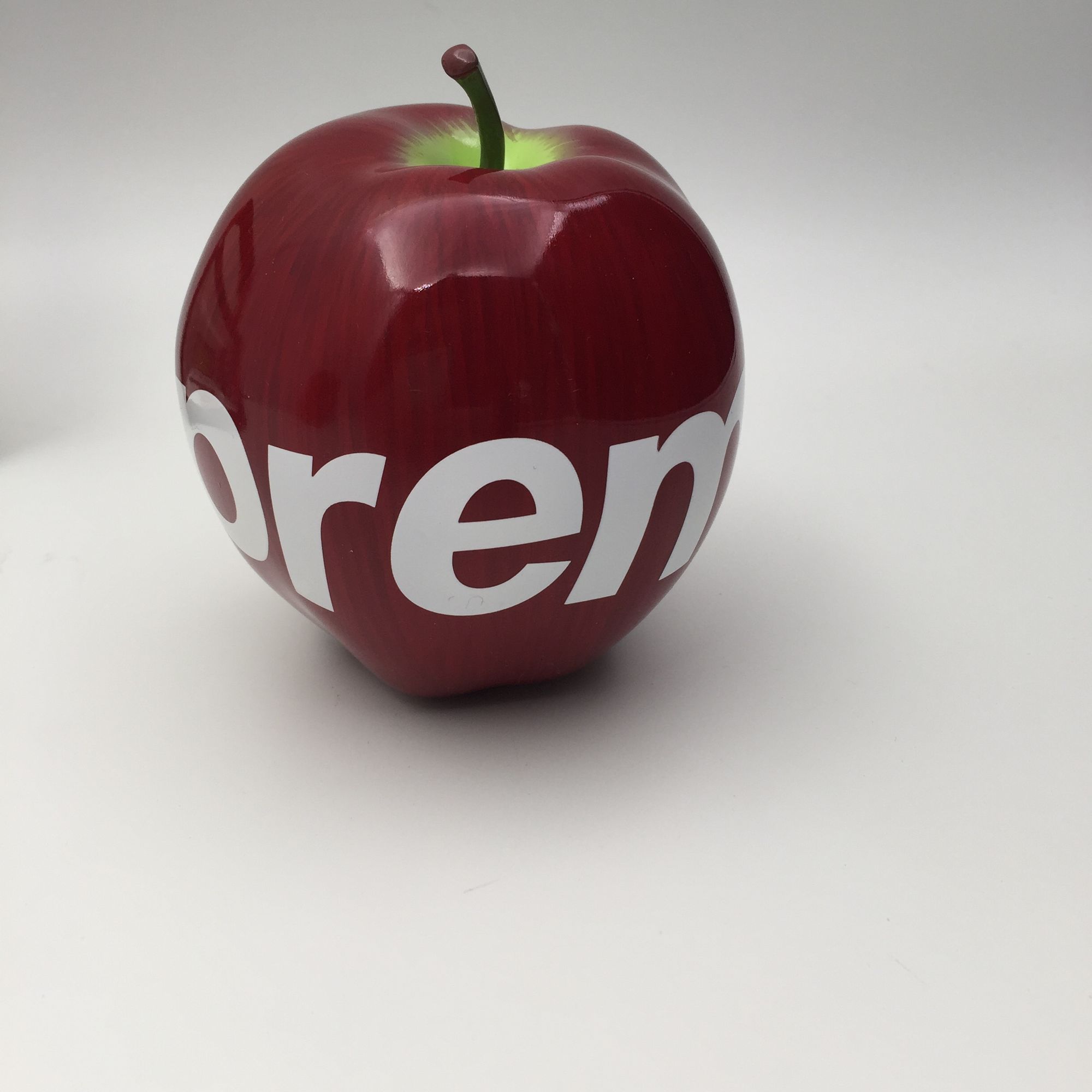 一块700多砖头一个上千的苹果，SUPREME颠覆你的价值观