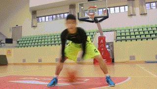 篮球贴防技巧教学,中考篮球运球技巧及评分细则视频