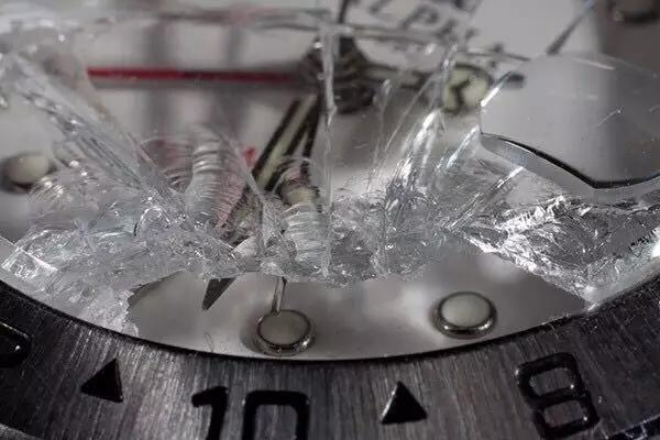 手表人造蓝宝石镜面刮花怎么修复,手表镜面会被刮花吗