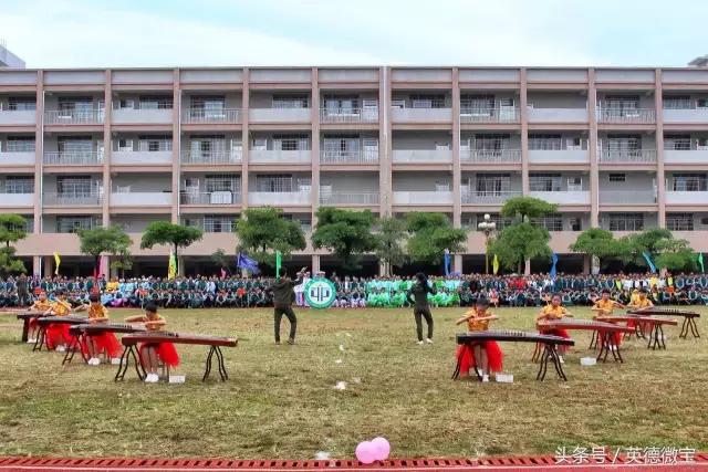 英德这个老师居然站在垃圾车上面？还引得学生连连尖叫！