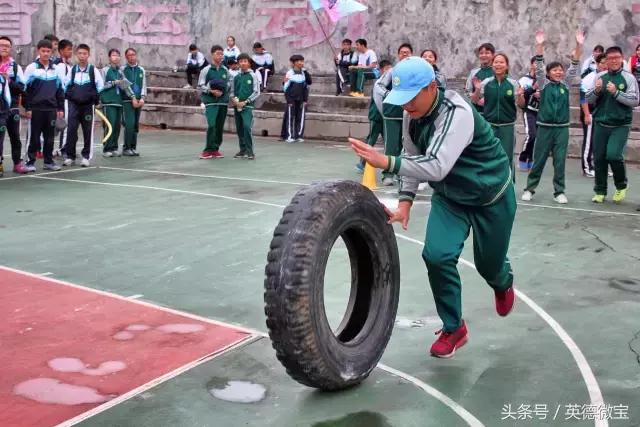 英德这个老师居然站在垃圾车上面？还引得学生连连尖叫！