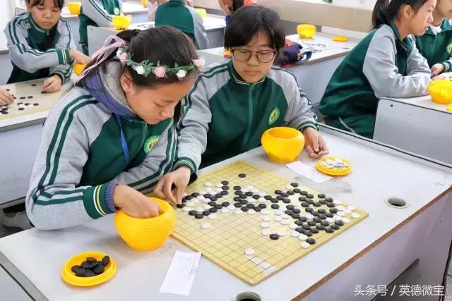 英德这个老师居然站在垃圾车上面？还引得学生连连尖叫！