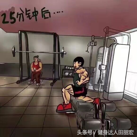 在健身房坐在器械上,健身房在器械上玩手机