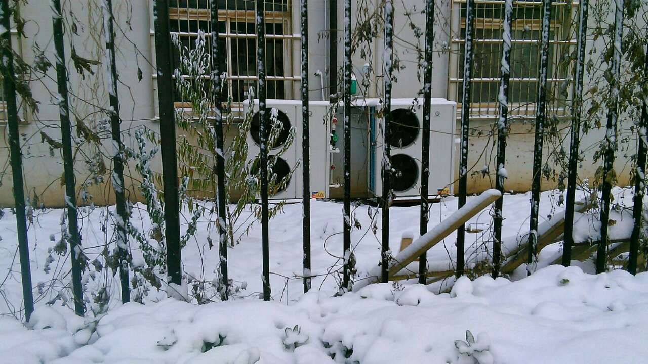 空气能热泵外机结霜是怎么回事,5匹空气能热泵蒸发器结霜怎么修