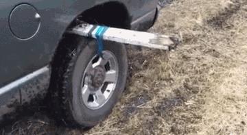 车子陷进泥里出不来,车陷进泥里怎么解决