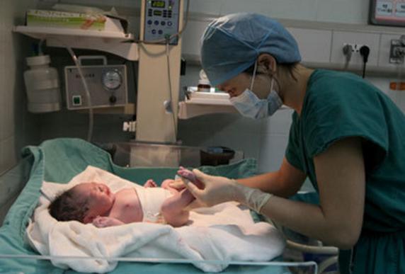 医生用钳子破羊水,孕妇用剪刀弄破羊水