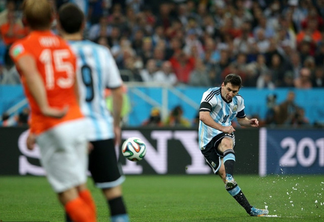 还敢黑球王？专注打脸三十年，梅西球场复仇记