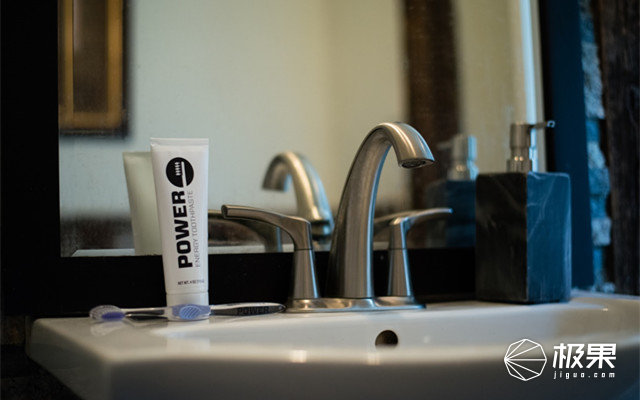 刷次牙就等于喝半杯咖啡，瞬间提神醒脑，精神一整天