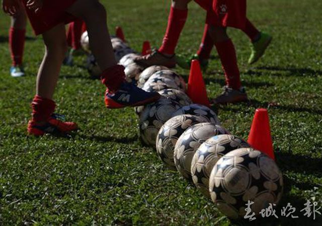 昆明市西山区华昌小学足球队,华昌小学的足球赛视频