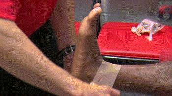 踢球脚踝崴了怎么处理,踢球脚踝受伤如何恢复和保护