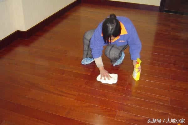 地板表面被划怎么办,地板划了如何处理