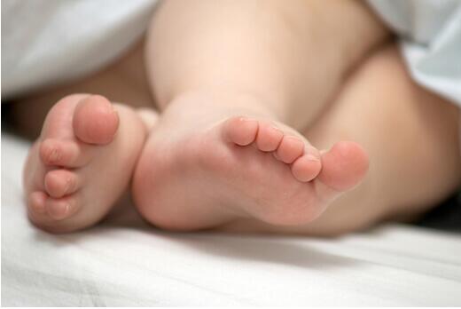 一岁半宝宝突然瘸了,1岁半小孩走路突然一只腿瘸