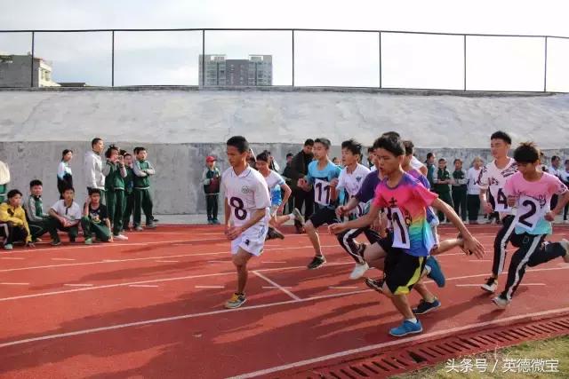 英德这个老师居然站在垃圾车上面？还引得学生连连尖叫！