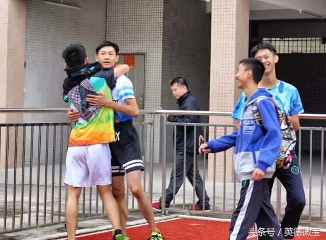 英德这个老师居然站在垃圾车上面？还引得学生连连尖叫！