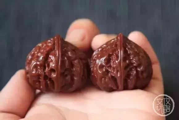 核桃刚入手怎么变红,刚买的核桃发红