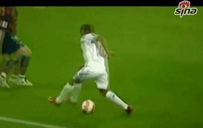 足坛10大过人必杀技,大罗对小罗停球