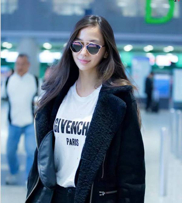 baby杨幂走秀,杨幂baby同框滑雪