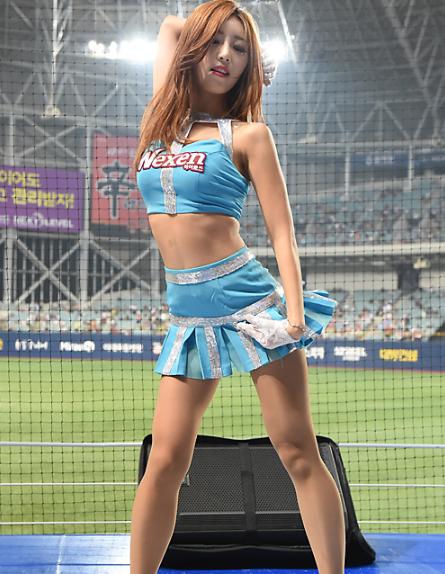 韩国人会玩从篮球调来拉拉队支持棒球，结果拉拉队还是足球队的